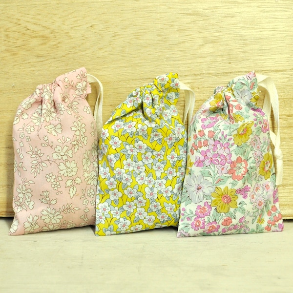 Liberty of London Mini bolsa con cordón - Bolsa de regalo reutilizable - Elige entre tres diseños 4.5" x 3"