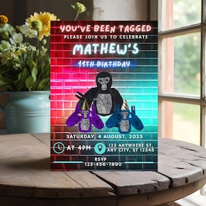 Könnte beinhalten: Eine Geburtstagseinladung mit Neon-Design. Die Einladung zeigt den Text "YOU'VE BEEN TAGGED" und "MATHEW'S 11TH BIRTHDAY". Sie enthält eine Illustration eines Gorillas und zwei Affen. Das Datum ist Samstag, 4. August 2023, um 16:00 Uhr.