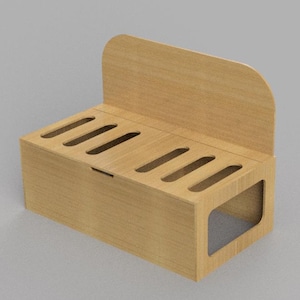 Puede incluir: Un organizador de madera marrón claro con un panel trasero y una serie de ranuras anguladas en la parte superior. La parte delantera del organizador tiene una abertura rectangular. El diseño es simple y moderno.