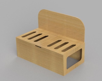 Peut inclure: Un organisateur en bois brun clair avec un panneau arrière et une série de fentes inclinées sur le dessus. L'avant de l'organisateur a une ouverture rectangulaire. Le design est simple et moderne.