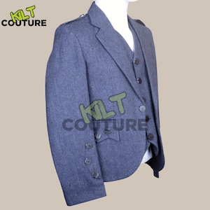 Peut inclure: Une veste de kilt en laine bleue avec des boutons noirs et une bordure rayée noire et blanche sur les manches. La veste fait partie d'un costume trois pièces.