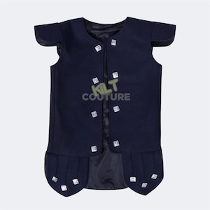 Könnte beinhalten: Eine marineblaue Kiltweste mit silbernen Knöpfen und kurzen Ärmeln. Die Weste trägt das Logo KILT COUTURE auf der Vorderseite.