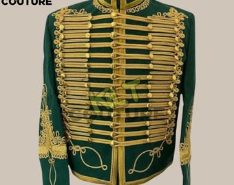 Könnte beinhalten: Eine grüne Militärjacke mit goldenen Litzenbesatz und Knöpfen. Die Jacke hat einen hohen Kragen und lange Ärmel.
