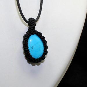 Collar de macramé con turquesa natural