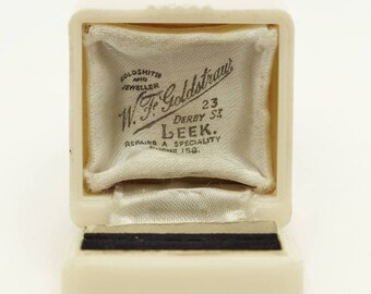Art Deco Pretty Cream-Colored Celluloid Ring Presentation Box, W. F. Goldstrau, U.K. VOGUE ITALIA