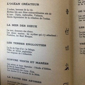 K&ouml;nnte beinhalten: Eine Buchseite mit franz&ouml;sischem Text, darunter &Uuml;berschriften wie "L'OC&Eacute;AN CR&Eacute;ATEUR" und "LA MER DES DIEUX". Der Text ist in Schwarz auf cremefarbenem Papier, mit kleinen Illustrationen. Das Buch scheint sich mit Mythologie zu befassen.