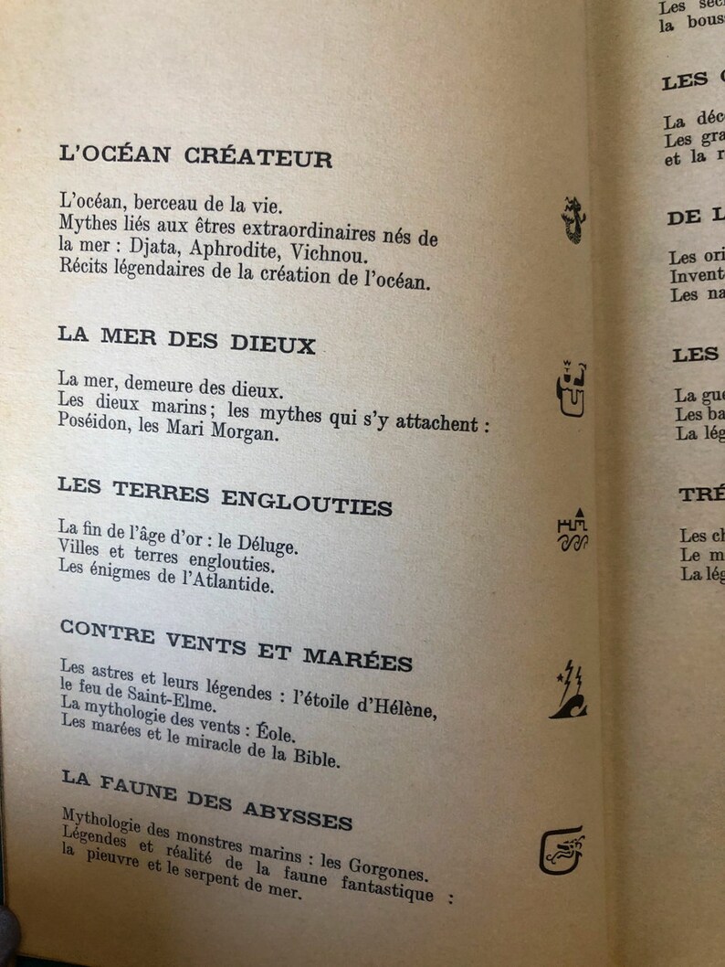 K&ouml;nnte beinhalten: Eine Buchseite mit franz&ouml;sischem Text, darunter &Uuml;berschriften wie "L'OC&Eacute;AN CR&Eacute;ATEUR" und "LA MER DES DIEUX". Der Text ist in Schwarz auf cremefarbenem Papier, mit kleinen Illustrationen. Das Buch scheint sich mit Mythologie zu befassen.