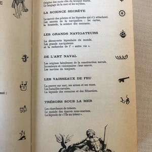 K&ouml;nnte beinhalten: Offene Buchseite mit franz&ouml;sischem Text und Illustrationen. Der Titel "LES CLEFS DE VOTRE GUIDE" steht oben. Zu den Abschnitten geh&ouml;ren "UNE HISTOIRE DE MOTS" und "LA SCIENCE SECR&Egrave;TE". Illustrationen eines Dreizacks, eines Steuerrads und eines Schiffs sind sichtbar.