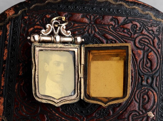 19th c. Antique 9K Gold Shield Chased Locket, Eng… - image 3