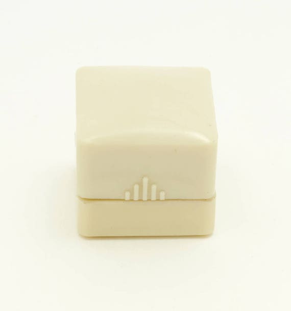 Art Deco Pretty Cream-Colored Celluloid Ring Pres… - image 3