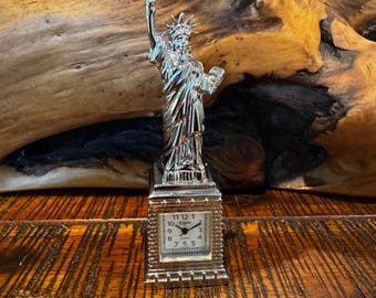 Elgin Statue of Liberty Mini Clock — Silver-Tone Quartz Pedestal — Vintage Novelty Desk Clock, NYC Souvenir, Patriotic Gift