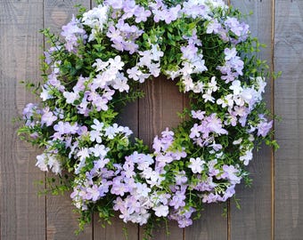 Corona floral primaveral, corona de flores artificiales para puerta de entrada, corona de flores moradas y blancas, decoración estilo cabaña para puerta de entrada.