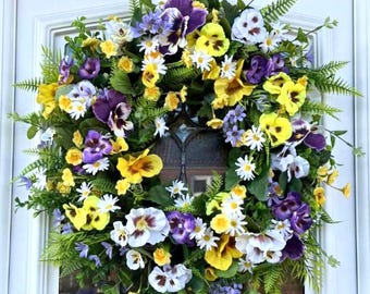 Corona floral de pensamientos primaverales, corona de flores amarillas y moradas para puerta, decoración primaveral colorida para puerta, corona floral para puerta de entrada.