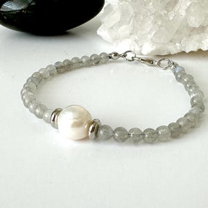 Labradorit & Perlen Armband, auffälliges Labradorit Armband, Süßwasserperle Armband, Shamanic Übungs Armband, Geschenk für Sie