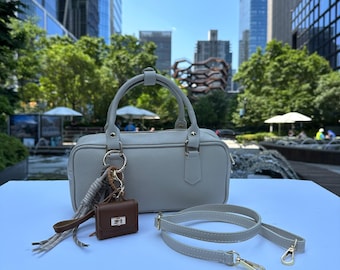 Italiaanse leren tas met handvat: beige schoudertas met gouden hardware