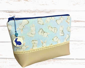 Handgefertigter Kulturbeutel/Kosmetiktasche aus Stoff kombiniert mit Kunstleder für Deinen Beauty Krimskrams. Stoff mit Häschen Motiv.