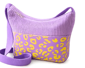 Cord Umhängetasche Damen Leo bunt lila Crossbody Tasche Kunstleder Handgemachte Tasche Schweiz Alltagstasche leicht Geschenk für Frauen