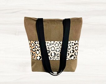 Handgefertigter Shopper aus braunem Cord für Damen kombiniert mit Kunstleder in Leo Optik.