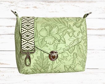 Umhängetasche aus geprägtem Kunstleder in hellgrün, handgefertigte, stilvolle Tasche für kreative Unternehmerinnen – Perfekt für den Alltag