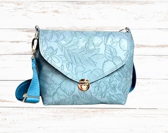 Umhängetasche aus geprägtem Kunstleder in graublau, handgefertigte, stilvolle Tasche für kreative Unternehmerinnen – Perfekt für den Alltag