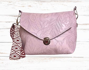 Umhängetasche aus geprägtem Kunstleder in lila, handgefertigte, stilvolle Tasche für kreative Unternehmerinnen – Perfekt für den Alltag