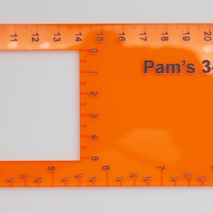 Puede incluir: Una herramienta de calibre de tejido naranja con medidas en pulgadas y centímetros. La herramienta tiene un recorte rectangular y el texto "Pam's 3-in-1 Knitting Tool". La herramienta también tiene un calibre de tejido y un logotipo "Pam Danner".