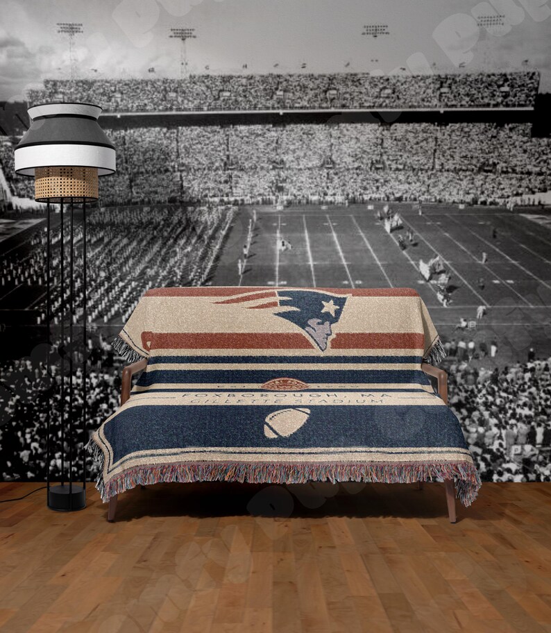New England Patriots Vintage-Styled Woven Blanket / Retro Football Throw / NFL Team Decor / Classic Football Fan Gift image 3