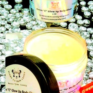 Puede incluir: Una taza de cerámica blanca con un asa negra y el texto "But First, Coffee" en negro, con una fuente de estilo manuscrito. La taza está sobre una superficie blanca.