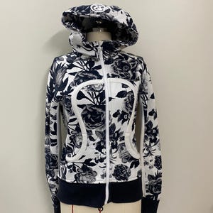 LULULEMON Scuba Hoodie – Floral Print Full Zip Sweatshirt – Black & White Rose Design – Women&#39;s Size 8