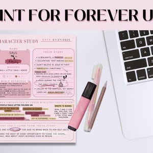 K&ouml;nnte beinhalten: Ein Charakterstudienblatt mit dem Titel &bdquo;Print for Forever Use&ldquo; zeigt Informationen zu Saul/Paulus. Ein rosa Textmarker und ein Bleistift liegen neben dem Blatt, neben einer Laptop-Tastatur.