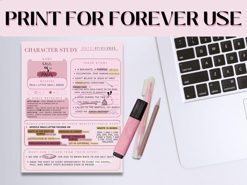 K&ouml;nnte beinhalten: Ein Charakterstudienblatt mit dem Titel &bdquo;Print for Forever Use&ldquo; zeigt Informationen zu Saul/Paulus. Ein rosa Textmarker und ein Bleistift liegen neben dem Blatt, neben einer Laptop-Tastatur.