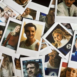 Peut inclure: Un ensemble de photos instantanées présentant diverses personnes. Les photos sont de format carré avec des bordures blanches. Les images représentent des individus dans divers contextes, avec un mélange de prises de vue en couleur et en noir et blanc.