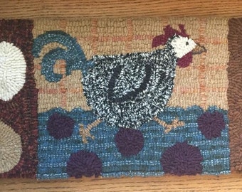 Running chicken rug hooking design, downloadable, wool applique, sewing pattern, wool rug hooking, wool