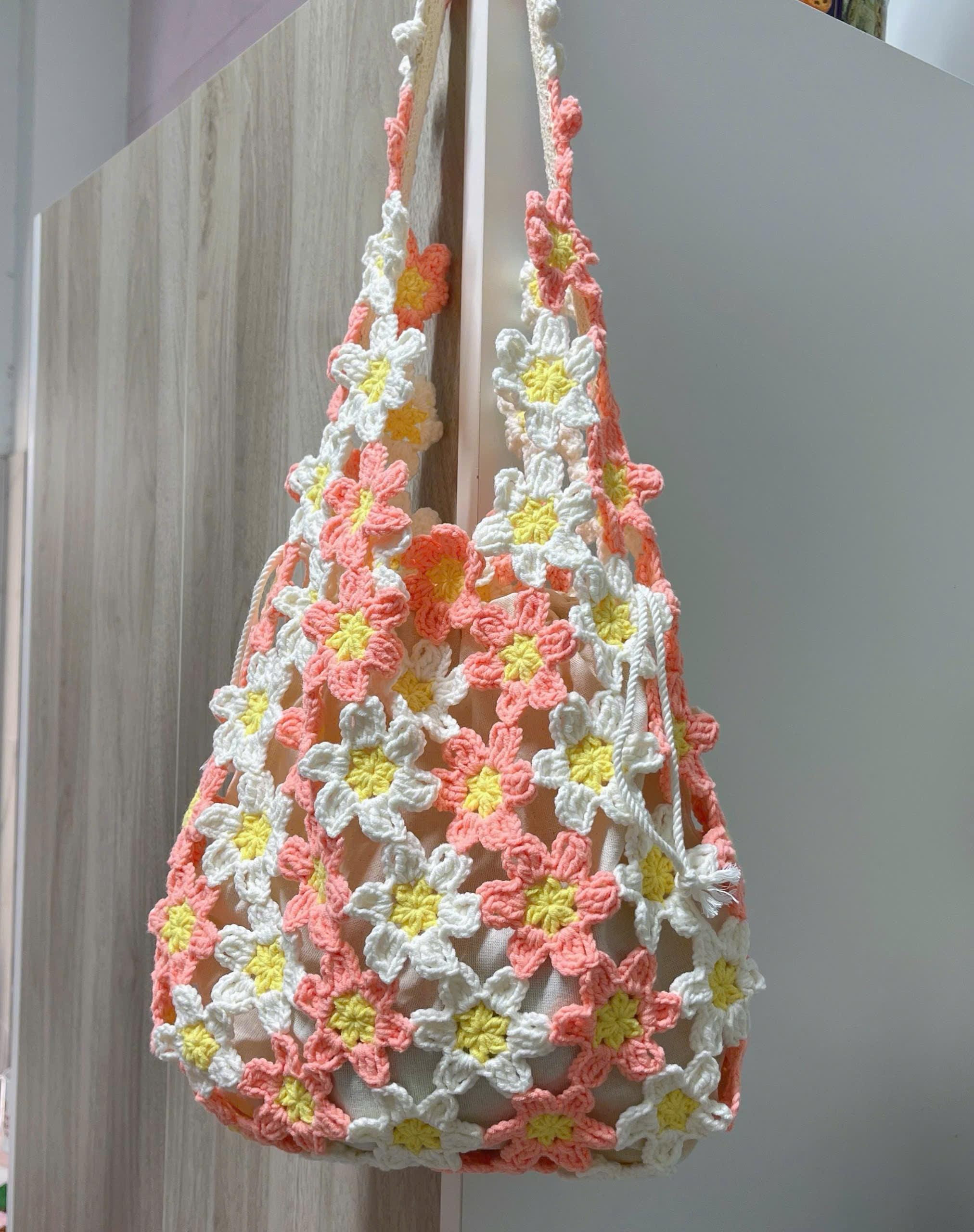 かぎ針編みの花柄ショルダーバッグ：ポケット付きハンドメイド