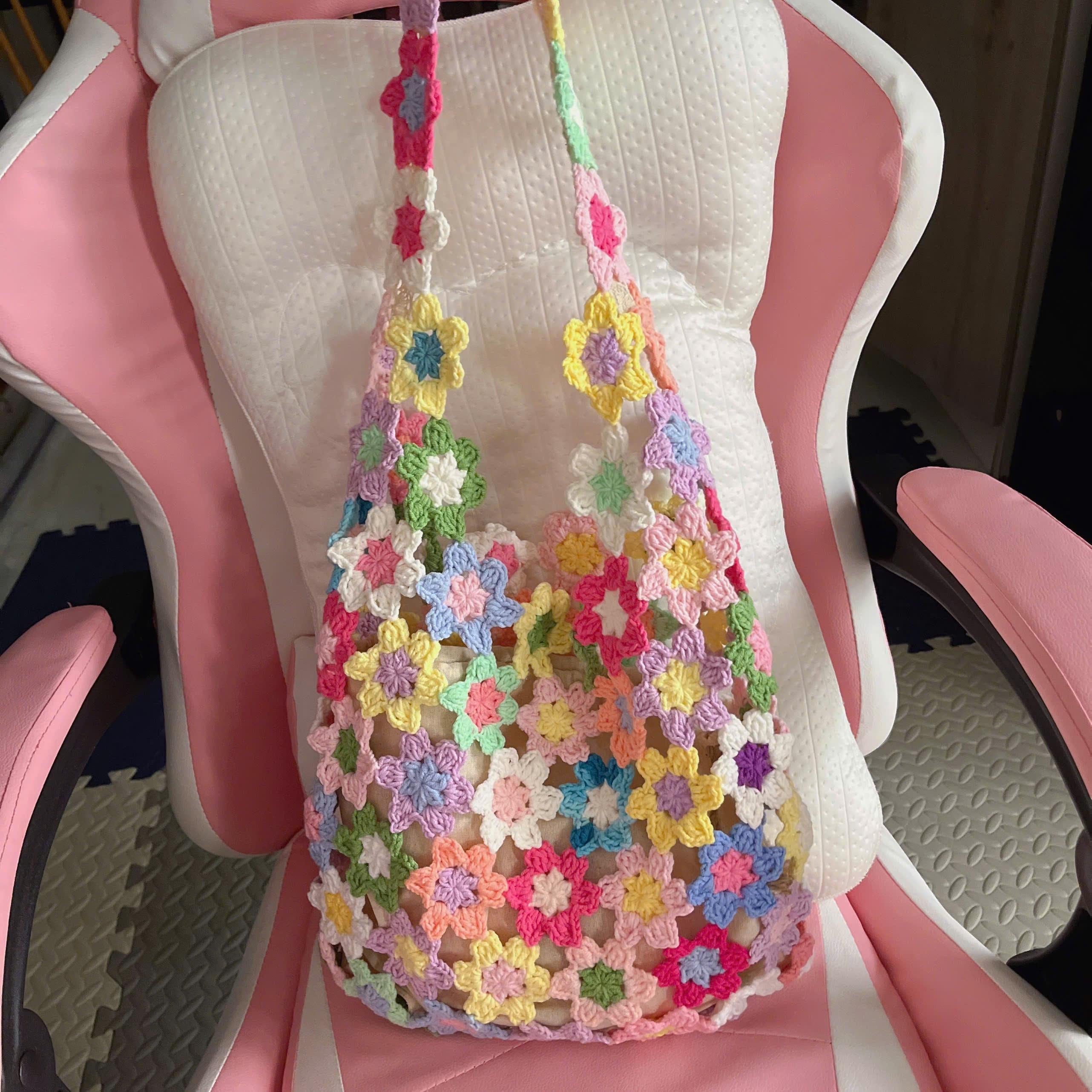 かぎ針編みの花柄ショルダーバッグ：ポケット付きハンドメイド 