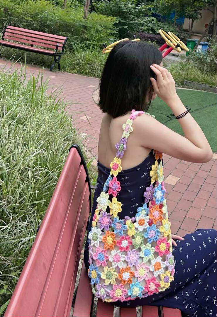 かぎ針編みの花柄ショルダーバッグ：ポケット付きハンドメイド