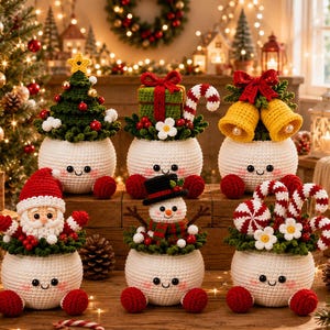 Puede incluir: Seis figuras redondas de ganchillo blanco con caras sonrientes y pies rojos, cada una decorada con motivos navideños como un árbol de Navidad, un regalo, campanas amarillas, Papá Noel, un muñeco de nieve y bastones de caramelo con menta.