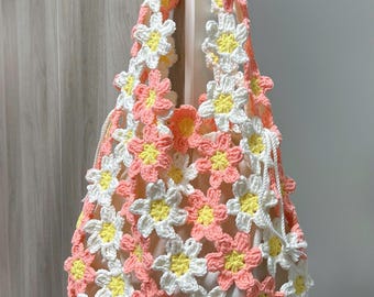 かぎ針編みの花柄ショルダーバッグ：ポケット付きハンドメイド