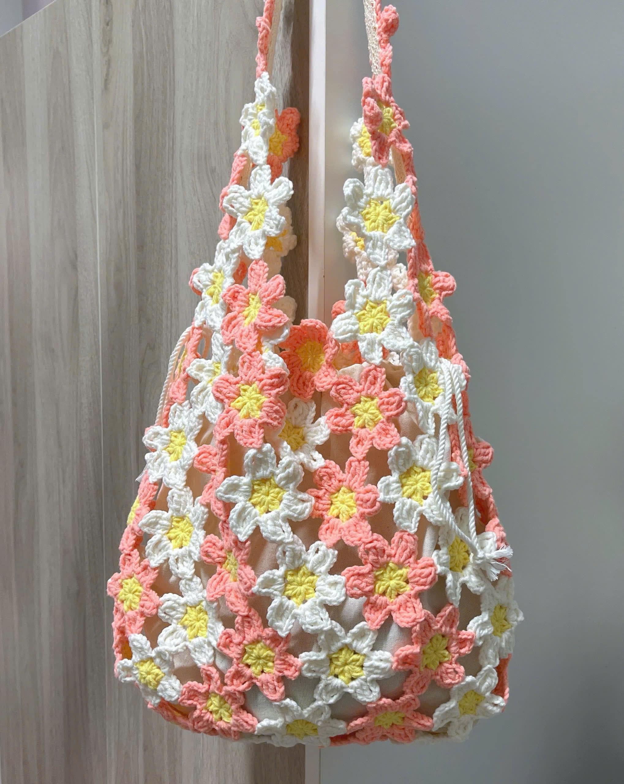 かぎ針編みの花柄ショルダーバッグ：ポケット付きハンドメイド