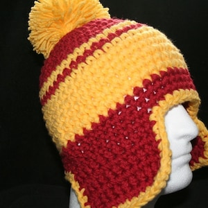 Chapeau d&#39;hiver fait main rouge et jaune avec cache-oreilles et pompon jaune - chapeau lourd team forteresse