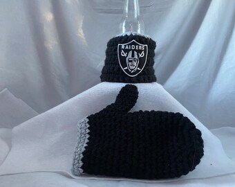 Las Vegas Raiders Drink Mitt and mitten set - The mitten with the drink holder built right in