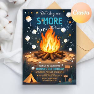 Puede incluir: Una invitación a una fiesta de cumpleaños con temática de fogata con una ilustración de dibujos animados de una fogata, malvaviscos, galletas graham y una tienda de campaña. El texto dice "Birthday are S'MORE fun with friends" e incluye detalles para la fiesta de cumpleaños número 7 de Demian.