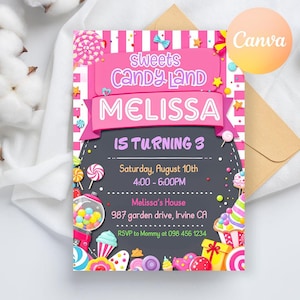Puede incluir: Una invitación de cumpleaños a rayas rosa y blancas con un tema de dulces. La invitación dice "Sweets Candy Land Melissa cumple 3 años" e incluye detalles para la fiesta, incluyendo la fecha, la hora y la ubicación. La invitación está decorada con coloridas ilustraciones de dulces.