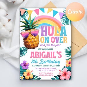 Könnte beinhalten: Eine farbenfrohe Geburtstagseinladung mit einer Ananas mit herzförmiger Sonnenbrille, einem Regenbogen und tropischen Blumen. Die Einladung lautet "Hula On Over" und kündigt Abigails 8. Geburtstag mit Datum, Uhrzeit und Ort an.