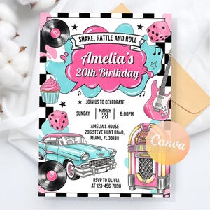 Könnte beinhalten: Eine Geburtstagseinladung im Retro-Stil mit rosa und türkis Farben. Das Design umfasst ein klassisches Auto, eine Jukebox, eine Gitarre, Würfel und eine Schallplatte. Die Einladung kündigt Amelias 20. Geburtstag an.