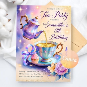 Puede incluir: Invitación ilustrada a una fiesta de té. Una tetera morada vierte té en una taza. Incluye una magdalena, flores y un lazo. El texto dice "Tea Party" para celebrar el "8º cumpleaños de Samantha". Contiene fecha, hora, dirección e información RSVP.