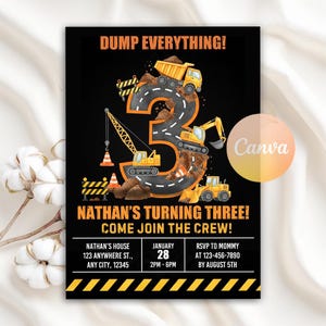 Könnte beinhalten: Schwarze Einladungskarte mit einem Baustellen-Thema. Die Zahl 3 ist der Mittelpunkt, gestaltet als Straße mit Baufahrzeugen. Der Text enthält "DUMP EVERYTHING!" und "NATHAN'S TURNING THREE!" mit Veranstaltungsdetails.