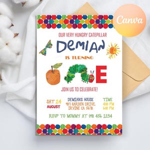 Könnte beinhalten: Eine farbenfrohe Einladung zu einer ersten Geburtstagsfeier mit einer Raupe und dem Text "Our Very Hungry Caterpillar Demian is Turning One". Die Einladung enthält Details zur Party, einschließlich Datum, Uhrzeit und Ort.