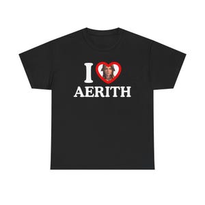 Puede incluir: Camiseta negra con un gráfico blanco "I ♥ AERITH". El corazón contiene un retrato de una mujer. La camiseta está hecha de un material suave y cómodo.