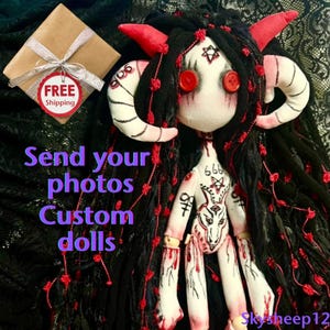 Puede incluir: Muñeca personalizada hecha a mano con cabello negro, cuernos rojos y ojos de botón. La muñeca tiene una cara y un cuerpo blancos con detalles en rojo y un diseño de pentagrama. El texto "Send your photos Custom dolls" es visible.